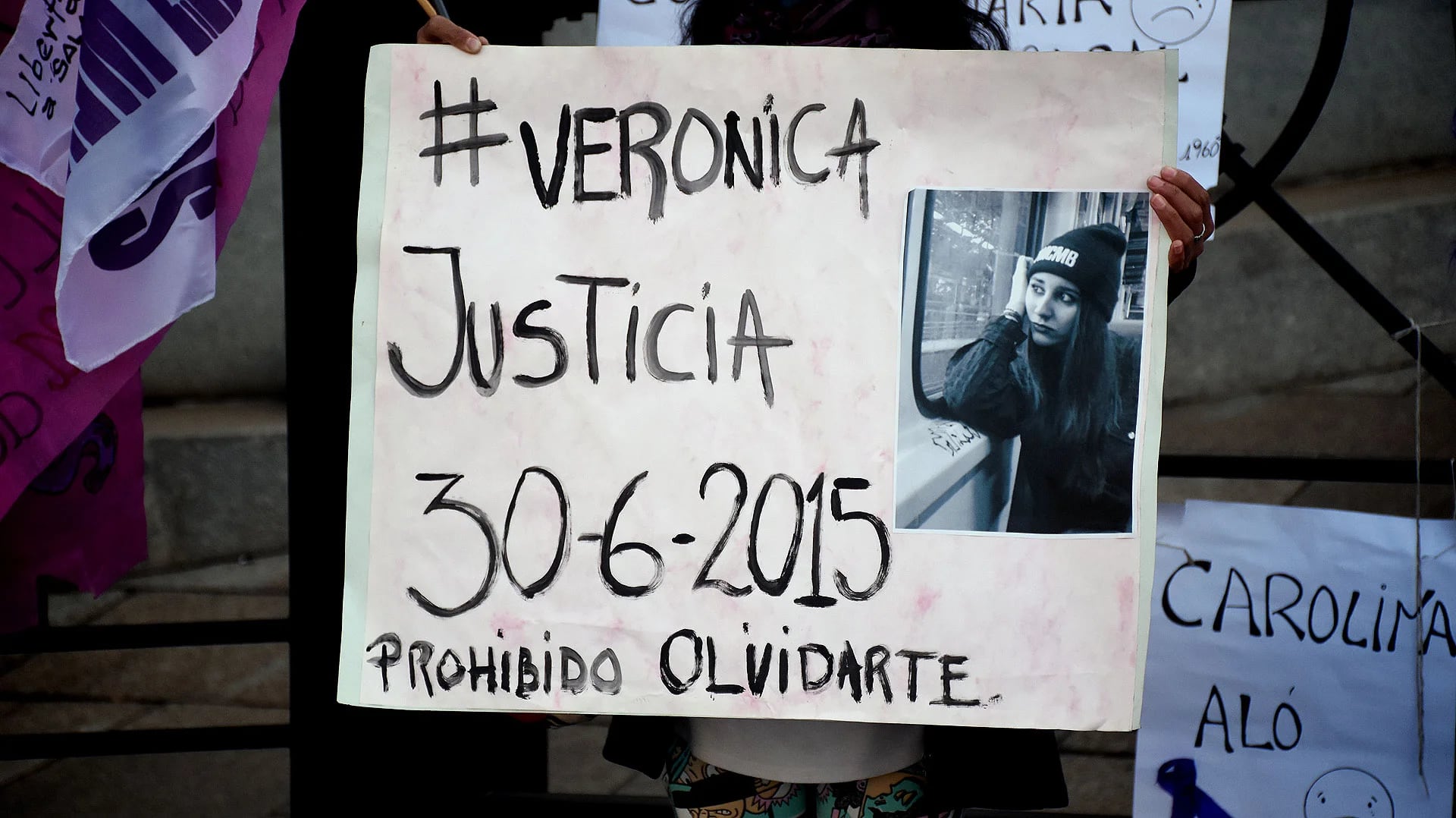 Un cartel recordando el caso de Verónica, una joven de 17 años, que fue asesinada por su novio el 30 de junio de 2015 (Nicolás Stulberg)