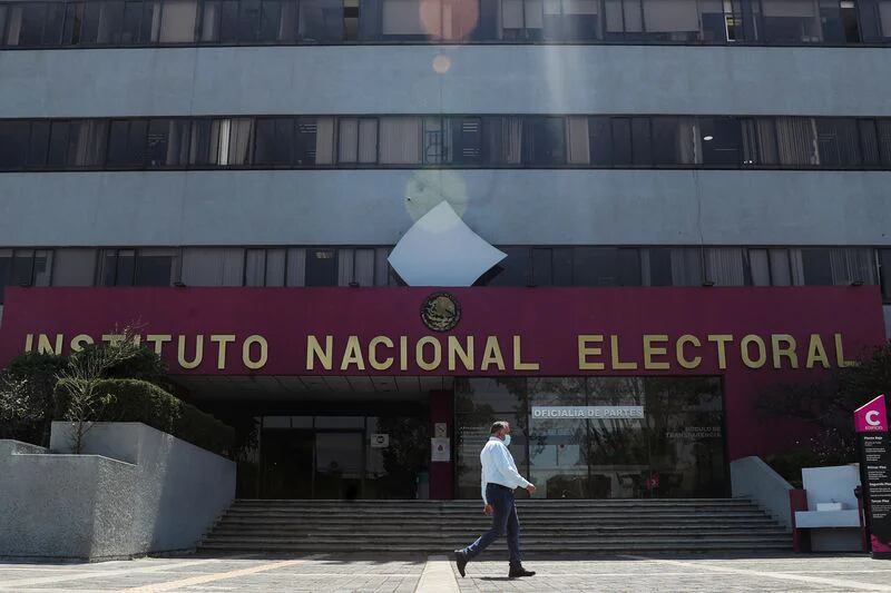  Un hombre pasa frente a la sede del Instituto Nacional Electoral en Ciudad de México (Foto: Reuters)