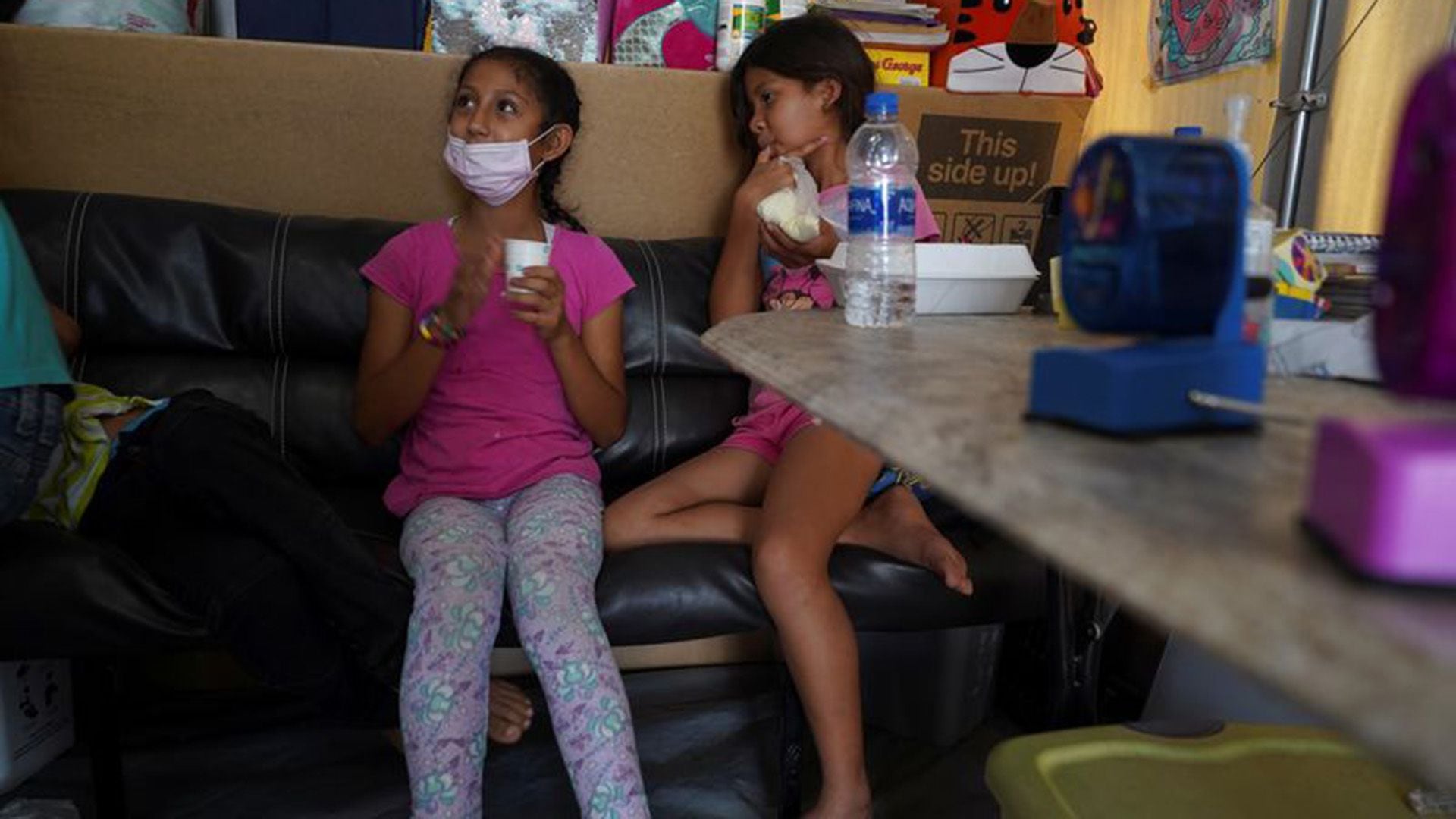Un niño migrante que busca asilo en los EEUU usa una mascarilla en un campamento de más de 2.000 migrantes, mientras las autoridades locales se preparan para responder al brote de la enfermedad de coronavirus en Matamoros.