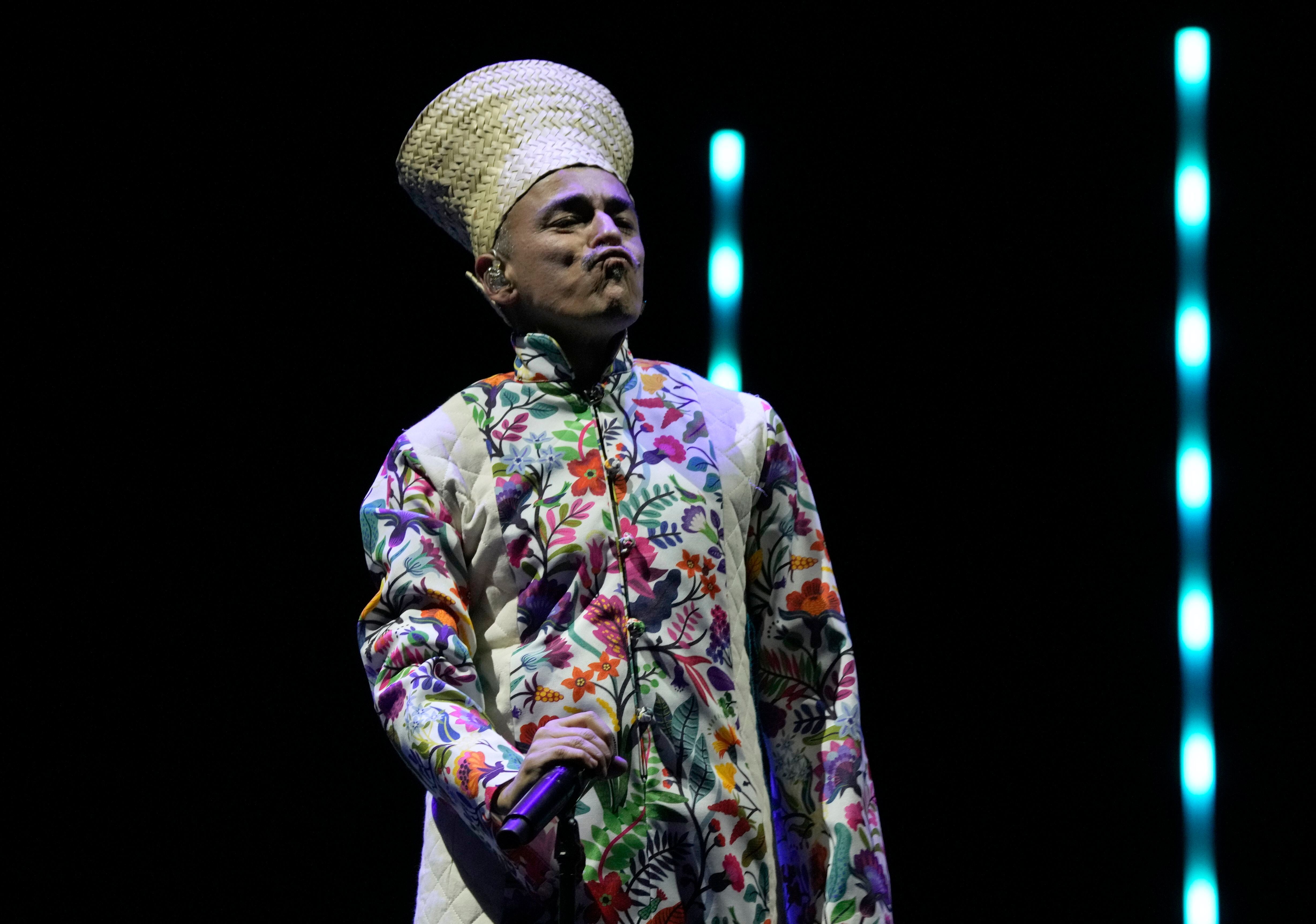 Rubén Albarrán, vocalista de Café Tacvba, durante su presentación en el festival Vive Latino en la Ciudad de México el sábado 18 de marzo de 2023. (Foto AP/Fernando Llano)