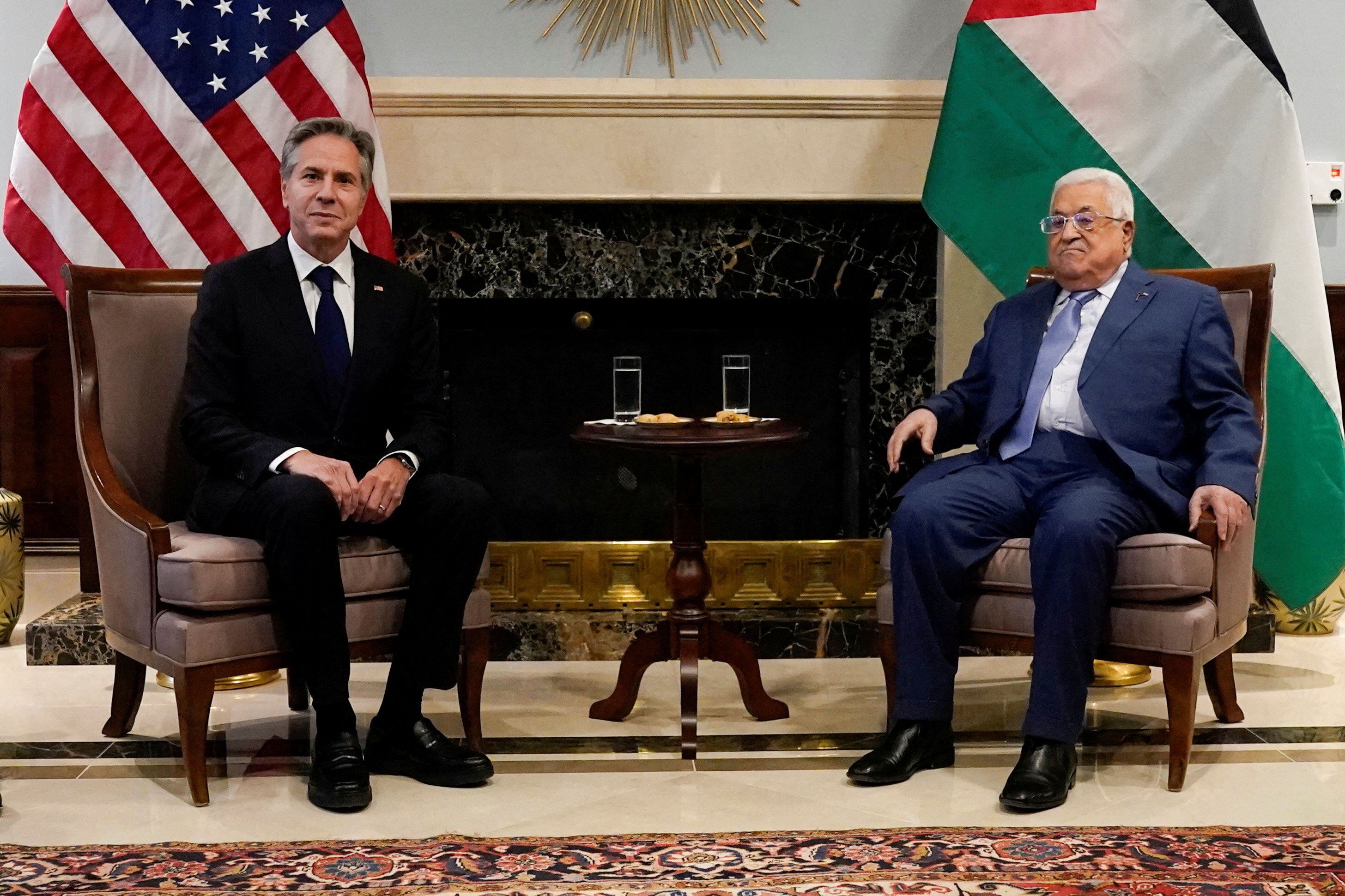 El secretario de Estado estadounidense, Antony Blinken, se reúne con Mahmoud Abbas, presidente de la Autoridad Palestina, en Amman, Jordania, el martes 17 de octubre de 2023.   Jacquelyn Martin/Pool vía REUTERS