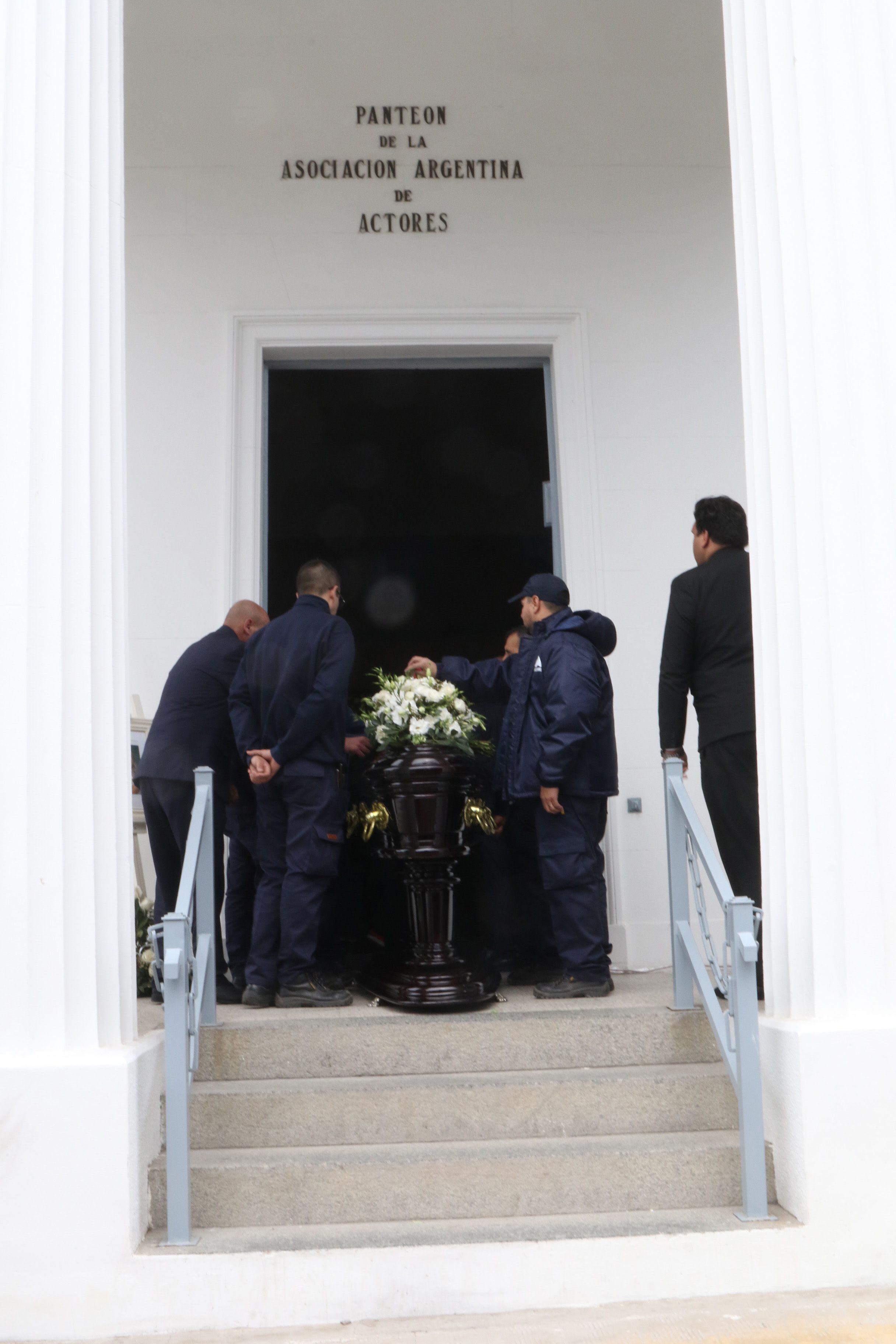 Conmovedoras imágenes se vivieron en el Cementerio de la Chacarita en el último adiós a Silvina Luna, acompañada de familiares, amigos y público en general que se acercaron al Panteón de Actores (RsFotos)