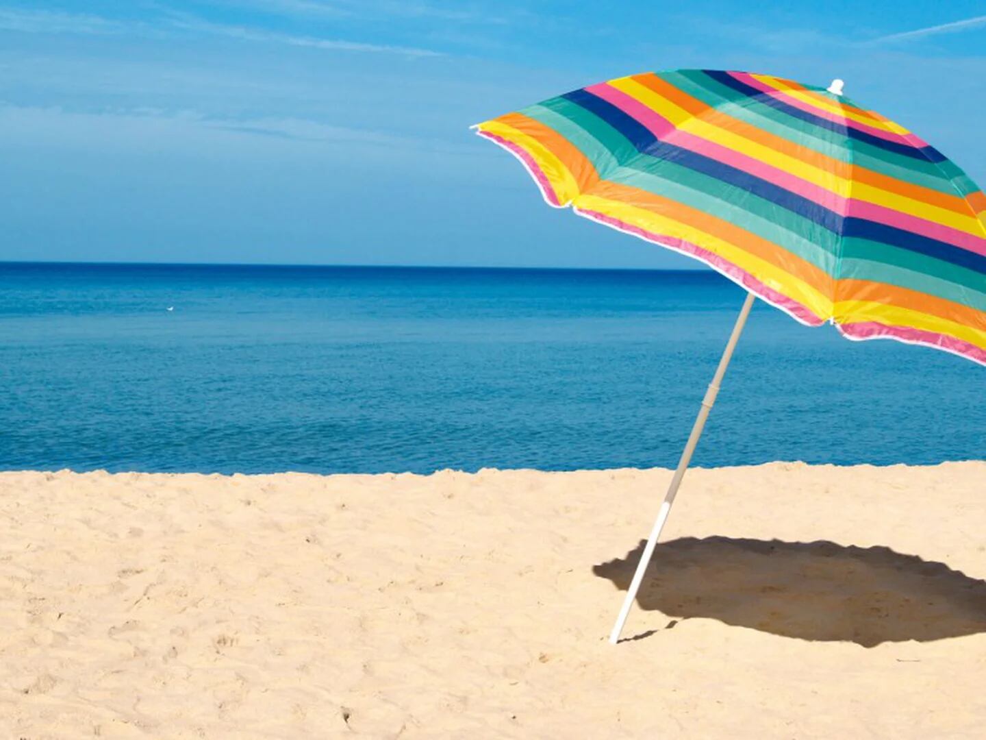 Sombrillas de playa, un indispensable con el que disfrutar del sol sin  quemarse