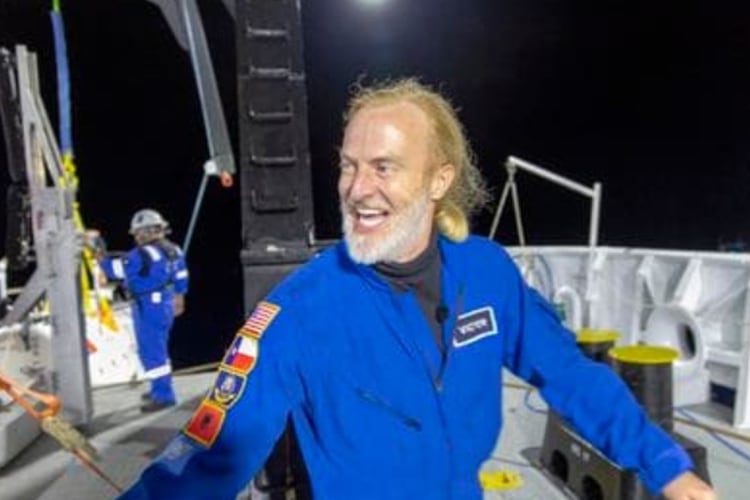 Víctor Vescovo emerge de su sumergible, Limiting Factor, después de una exitosa inmersión hasta el punto más profundo conocido de la Fosa de las Marianas. (Foto: Tamara Stubbs/Producciones Atlánticas para Discovery Channel/AP).