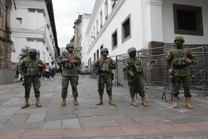 Militares ecuatorianos en las calles de Quito (Europa Press/Contacto/Mateo Armas)
