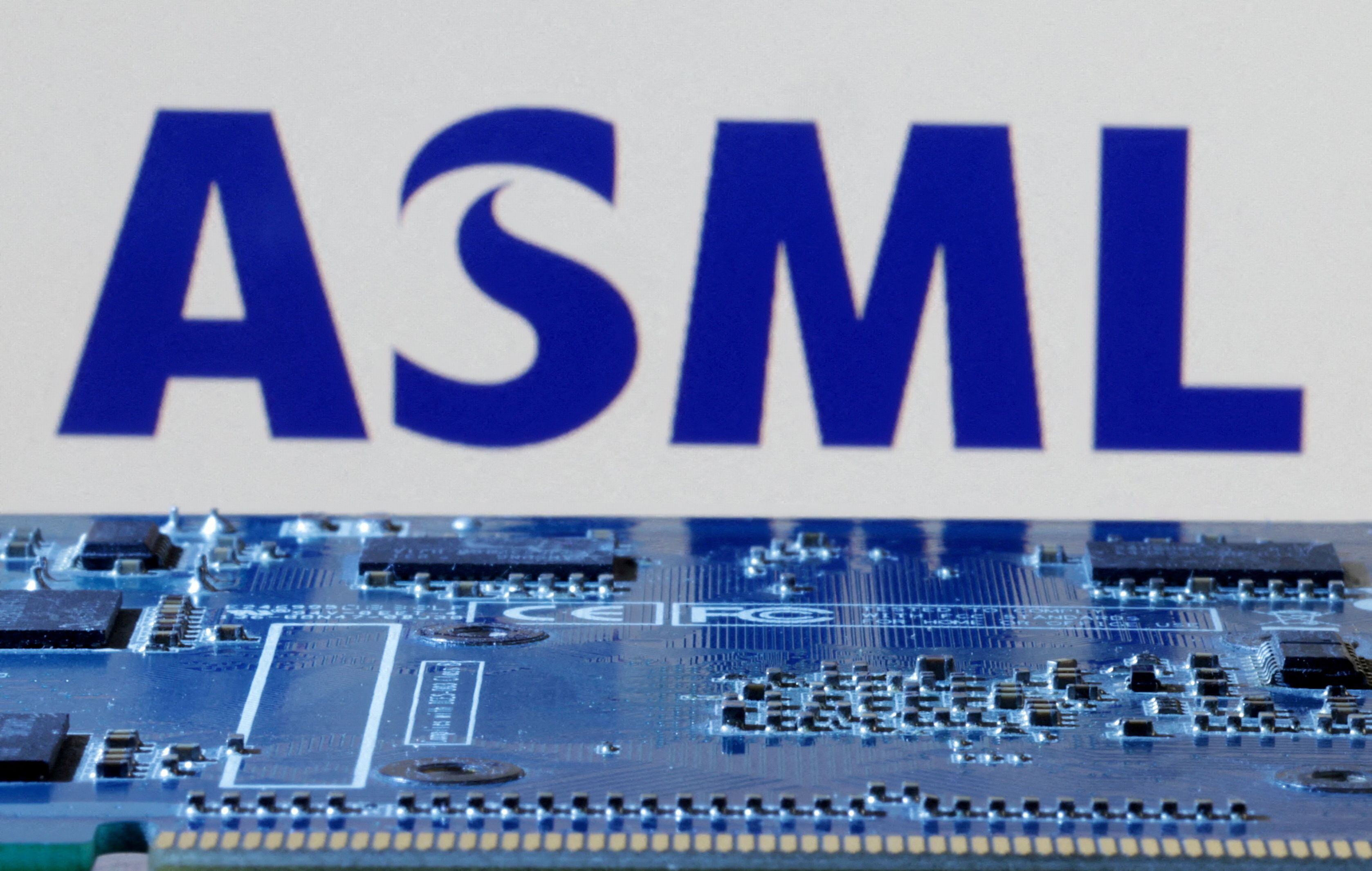 El logo de ASML se ve cerca de la placa base de un ordenador en esta ilustración tomada el 8 de enero de 2024. (REUTERS/Dado Ruvic)