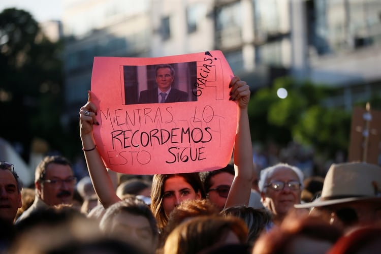 Hubo cientos de carteles con la imagen del fiscal que apareció muerto el 18 de enero de 2015