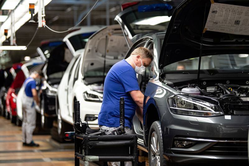 La fabricación se puede ver afectada por falta de algunas autopartes, que no sólo padecen la falta de permisos de importación, sino la demora en contar con los dólares para pagar a sus proveedores del exterior (Swen Pfoertner/Pool via REUTERS)