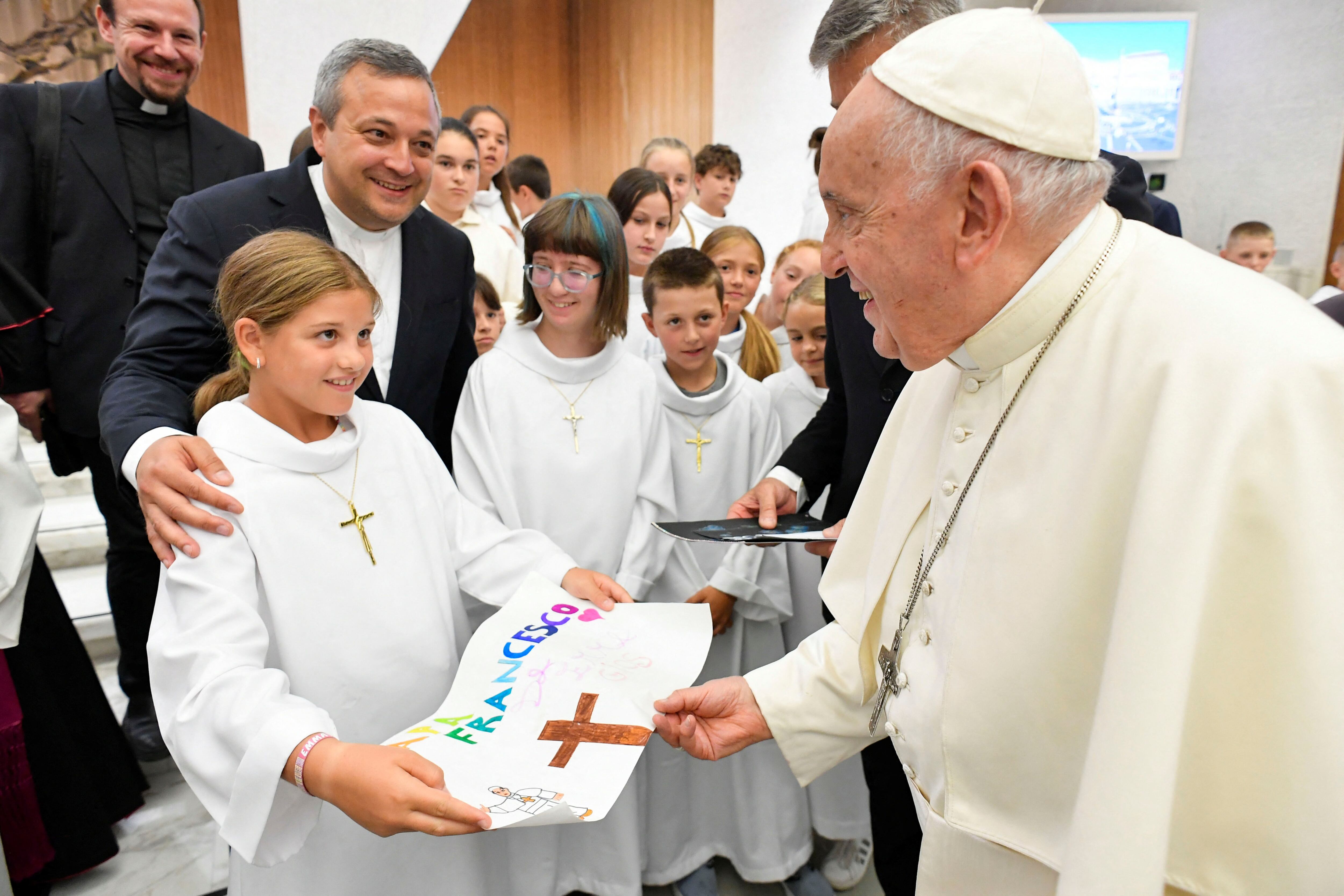 El Papa Francisco se reúne con los fieles durante la audiencia general semanal en el aula Pablo VI del Vaticano 23 de agosto de 2023.    Vatican Media/Handout via REUTERS/Archivo