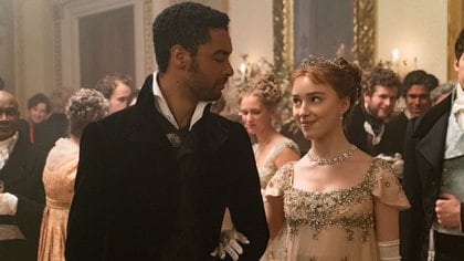 Regé-Jean Page y Phoebe Dynevor en "Bridgerton"