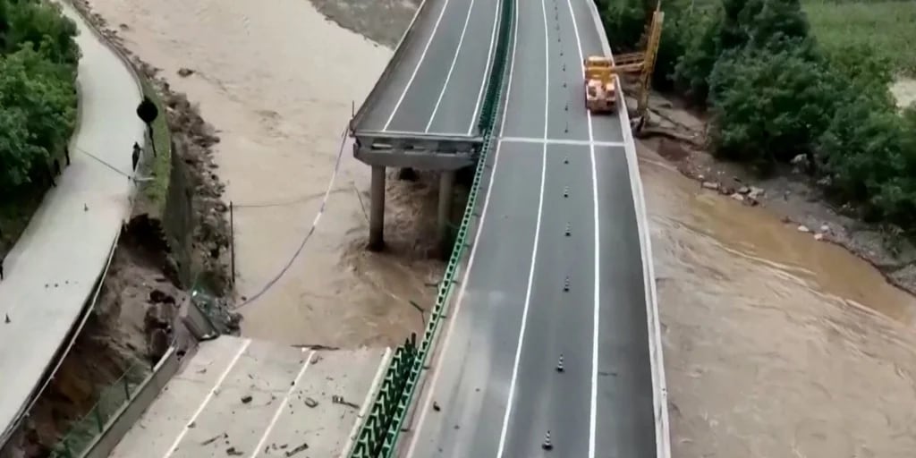 Al menos 15 muertos tras el derrumbe de un puente de una autopista en el centro de China