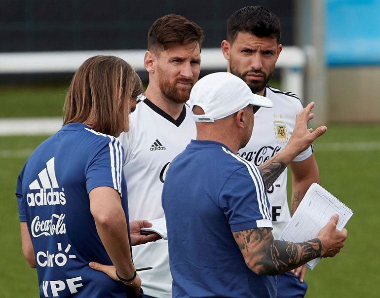 Sergio Agüero y Lionel Messi con Jorge Sampaoli y Sebastián Beccacece en el predio de la AFA en 2018 (EFE/Alejandro García)