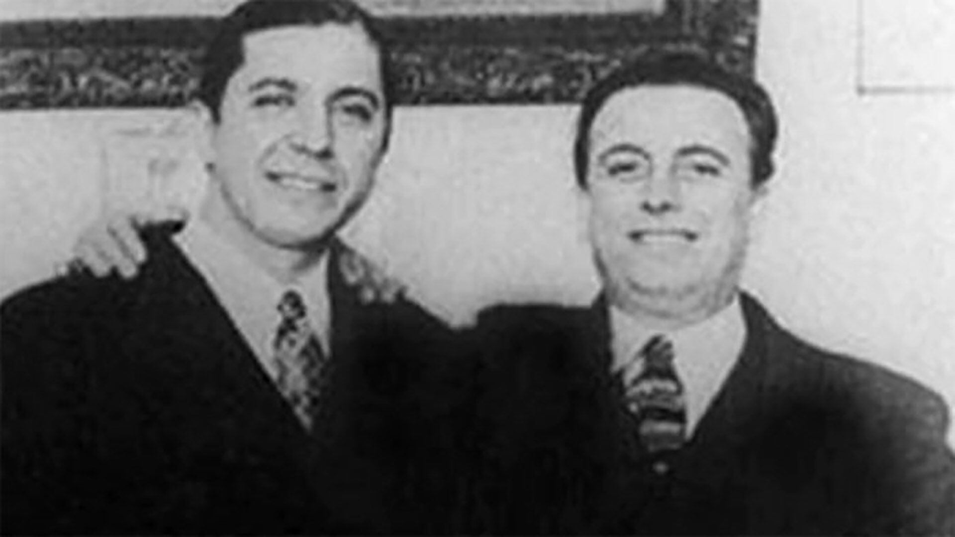 Menos de un mes antes de su asesinato, Ruggierito se tomó una foto con Carlos Gardel, quien fue a cantar a Avellaneda. Fue en Leales y Pampeanos