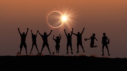 El eclipse es una oportunidad para disfrutar un evento astronómico poco común rodeado de amigos, colegas y familiares (Shutterstock)