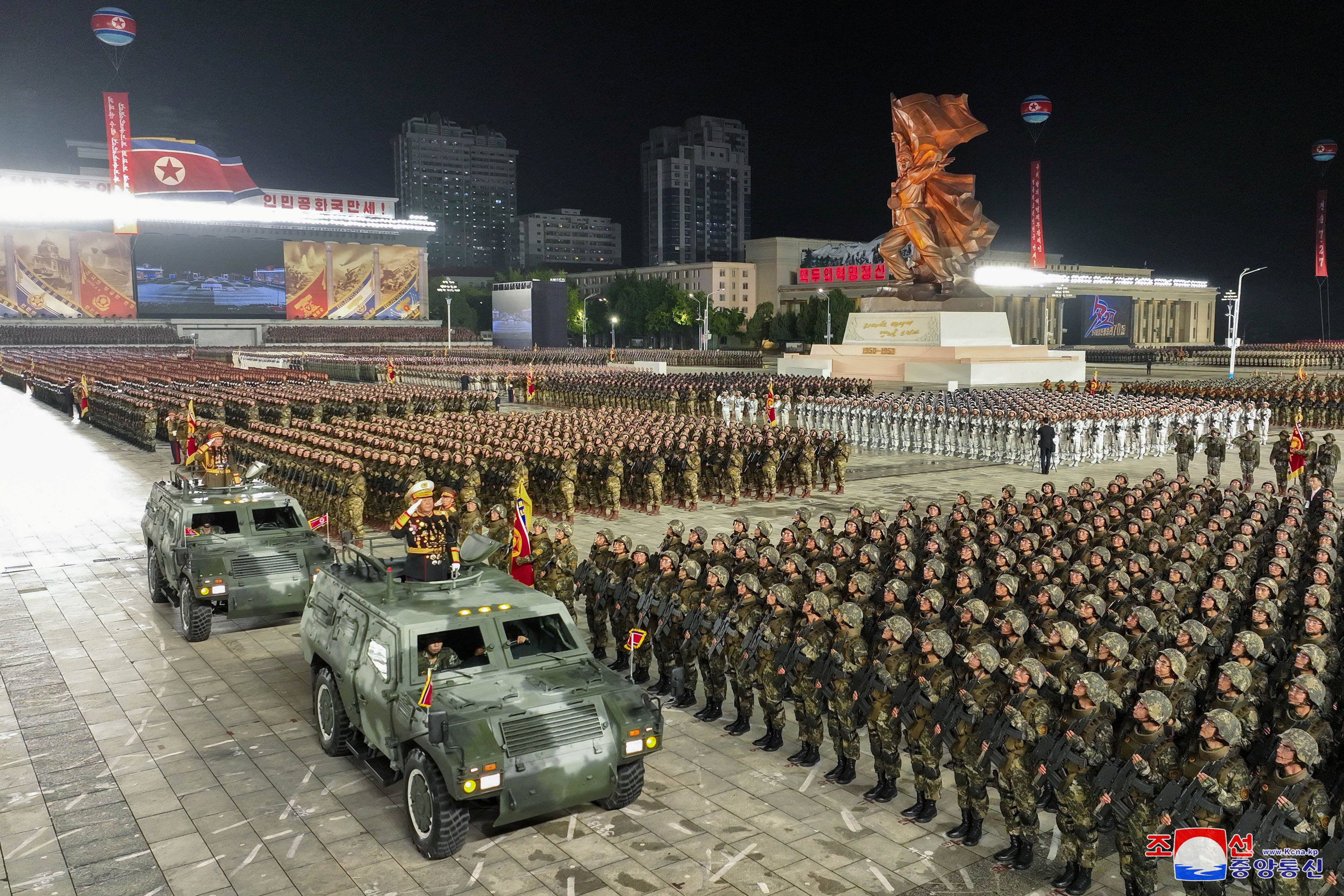 Durante el acto desfilaron hileras de tropas, blindados o proyectiles de todo tipo. (KCNA via REUTERS)