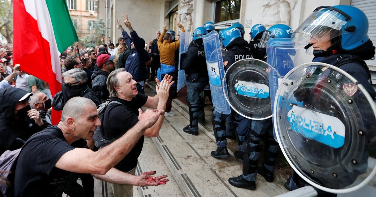 In migliaia a Roma hanno protestato contro il passaporto sanitario