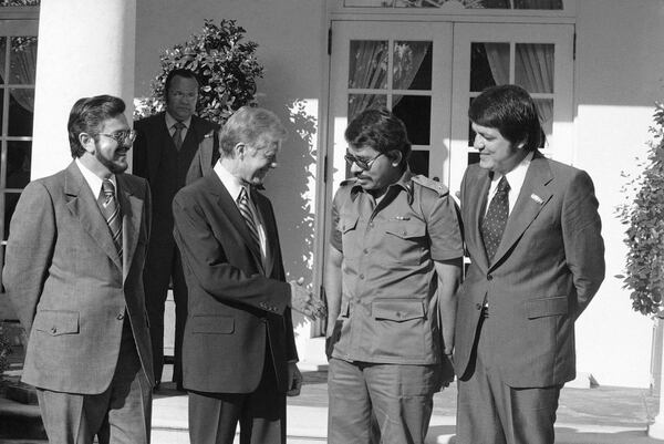 El presidente Jimmy Carter recibió a tres de los líderes de Nicaragua. De izquierda a derecha: Alfonso Robelo, Jimmy Carter, Daniel Ortega y Sergio Ramírez. (Charles Tasnadi/AP)