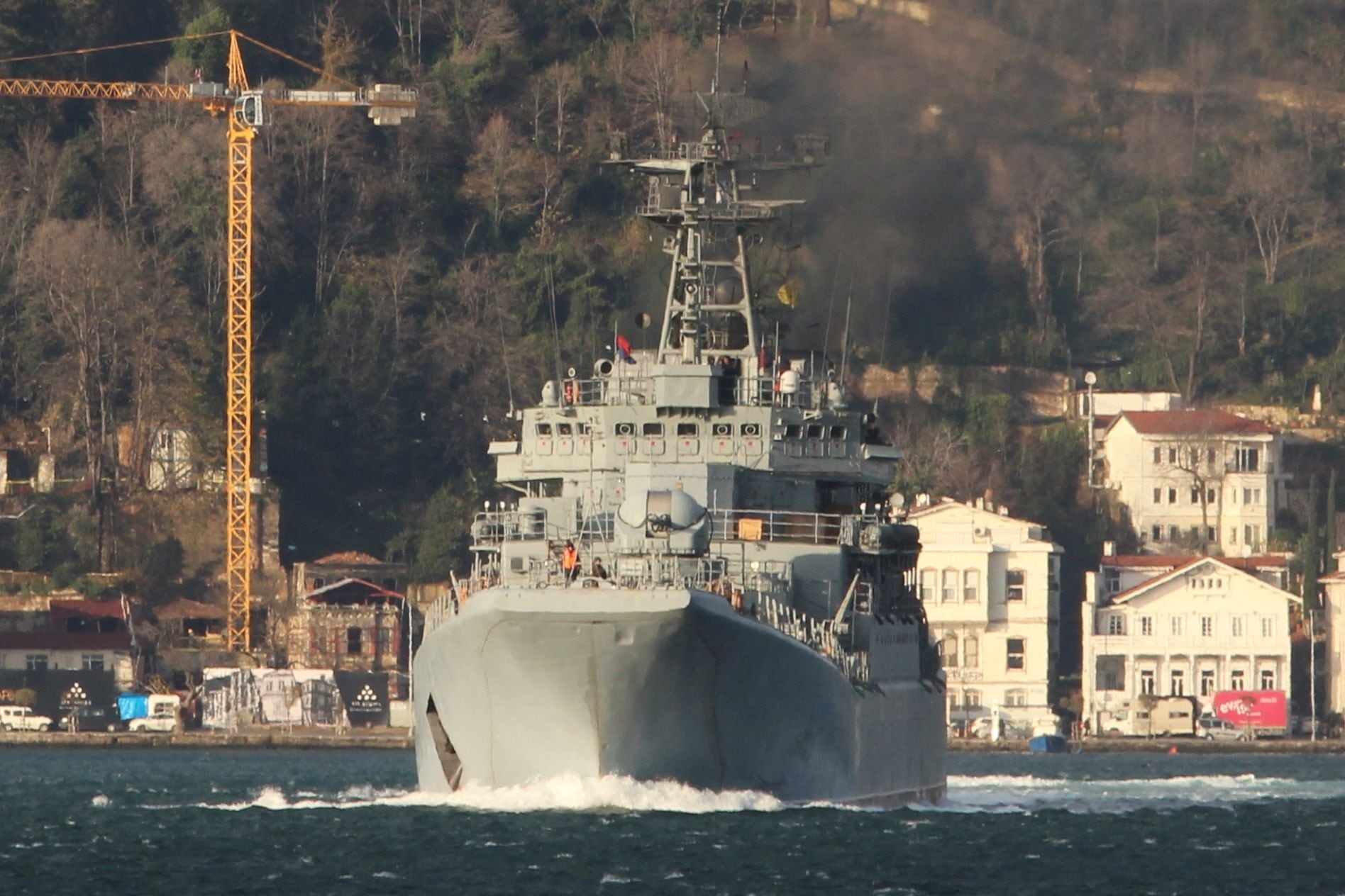 El buque de desembarco de la Armada rusa Yamal zarpa en el Bósforo en Estambul, Turquía 23 de diciembre de 2017. REUTERS/Yoruk Isik/Archivo 