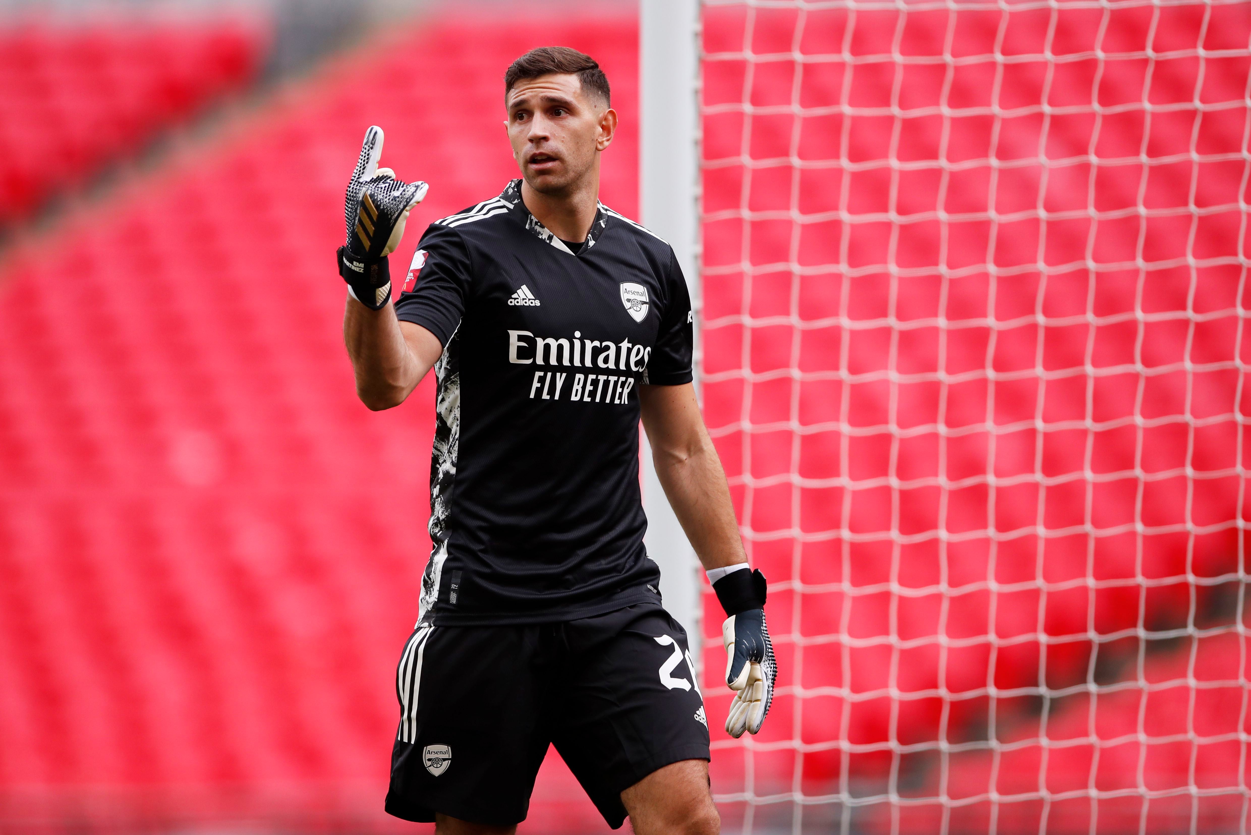 Dibu Martínez jugó un papel crucial para que el Arsenal gane la FA Cup y la Community Shield en 2020 (REUTERS/Andrew Couldridge)