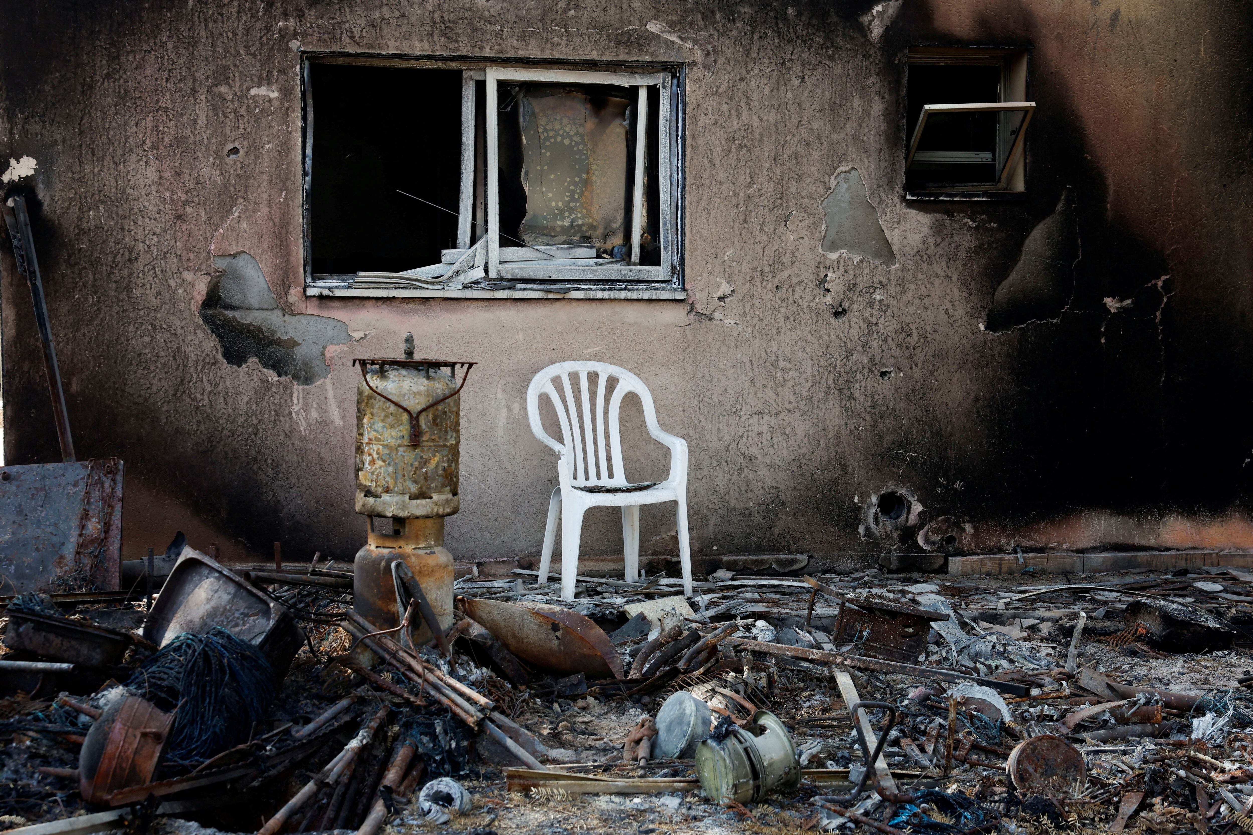 Una casa destruida y acribillada a balazos tras el mortífero ataque del 7 de octubre perpetrado por terroristas de Hamas en el kibutz Kfar Aza (REUTERS/Evelyn Hockstein)