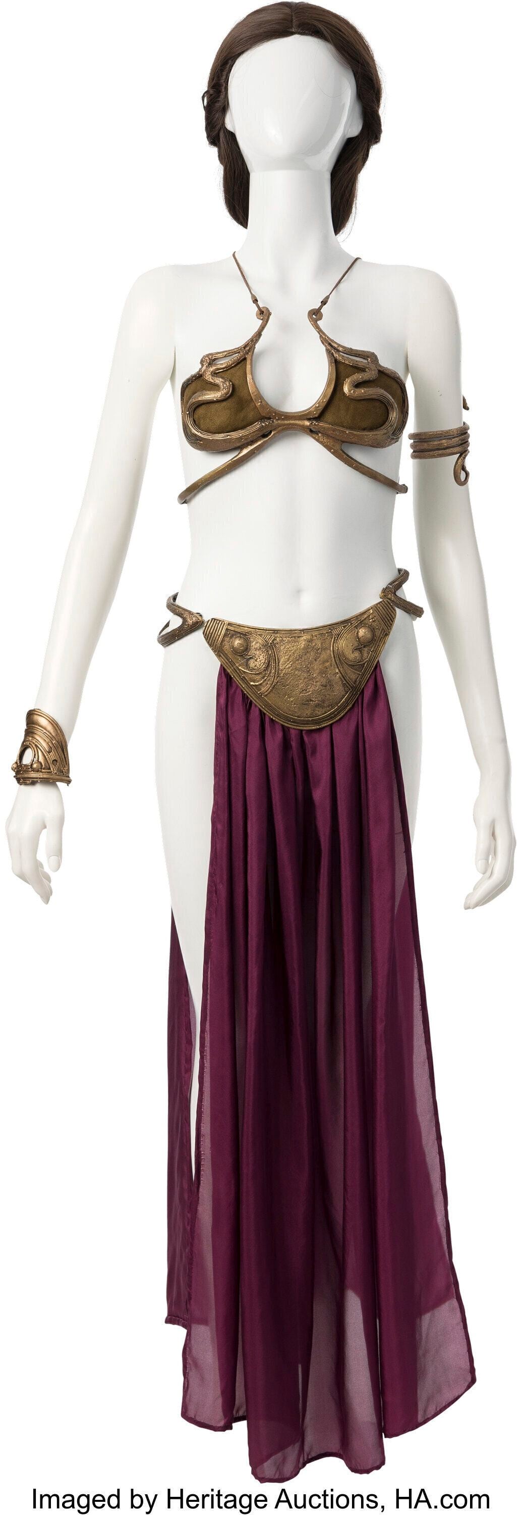 Esta fotografía proporcionada por la casa de subastas Heritage Auctions muestra el vestuario que Carrie Fisher usó en la famosa película de "Star Wars" (Heritage Auctions vía AP)