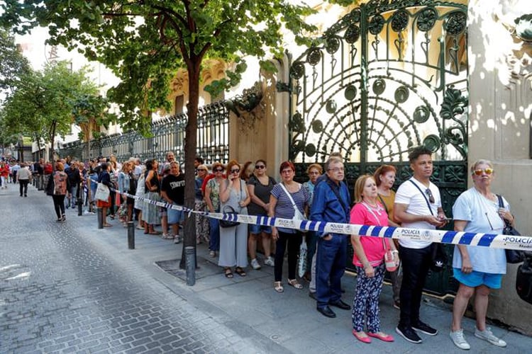Cientos de seguidores hacen cola en el exterior de la sede de la SGAE, en Madrid, donde se celebró la capilla ardiente. Este fue también el lugar que acogió en los años 70 la presentación de su disco “Todo de mí” (Foto: Emilio Naranjo/EFE)