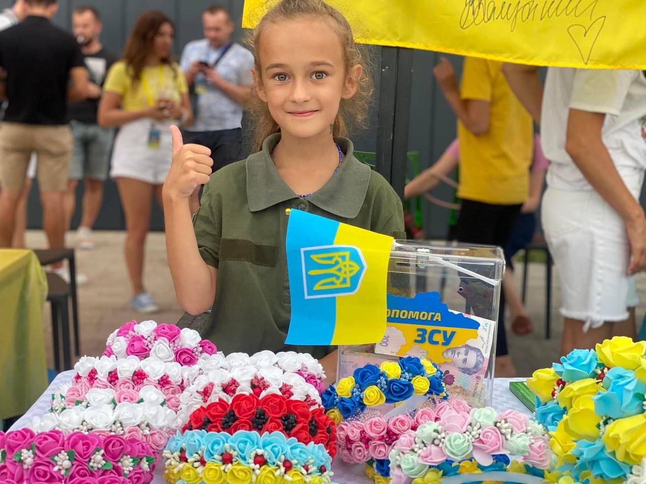 Irynka, la niña de 8 años que perdió a su papá en el frente y vende coronas de flores para recaudar dinero y ayudar a las Fuerzas Armadas