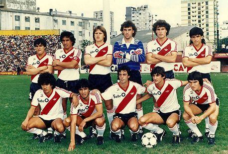 River 1985/86. Temporada arrolladora y del debut de Fate: Jorge Gordillo, Américo Gallego, Carlos Karabín, Nery Pumpido, Oscar Ruggeri, Alejandro Montenegro, Luis Amuchástegui, Héctor Enrique, Claudio Morresi, Enzo Francescoli, Roque Alfaro