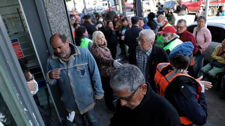 La falta de previsión de los bancos impide que se mantenga el distanciamiento social (foto: Lihueel Althabe)