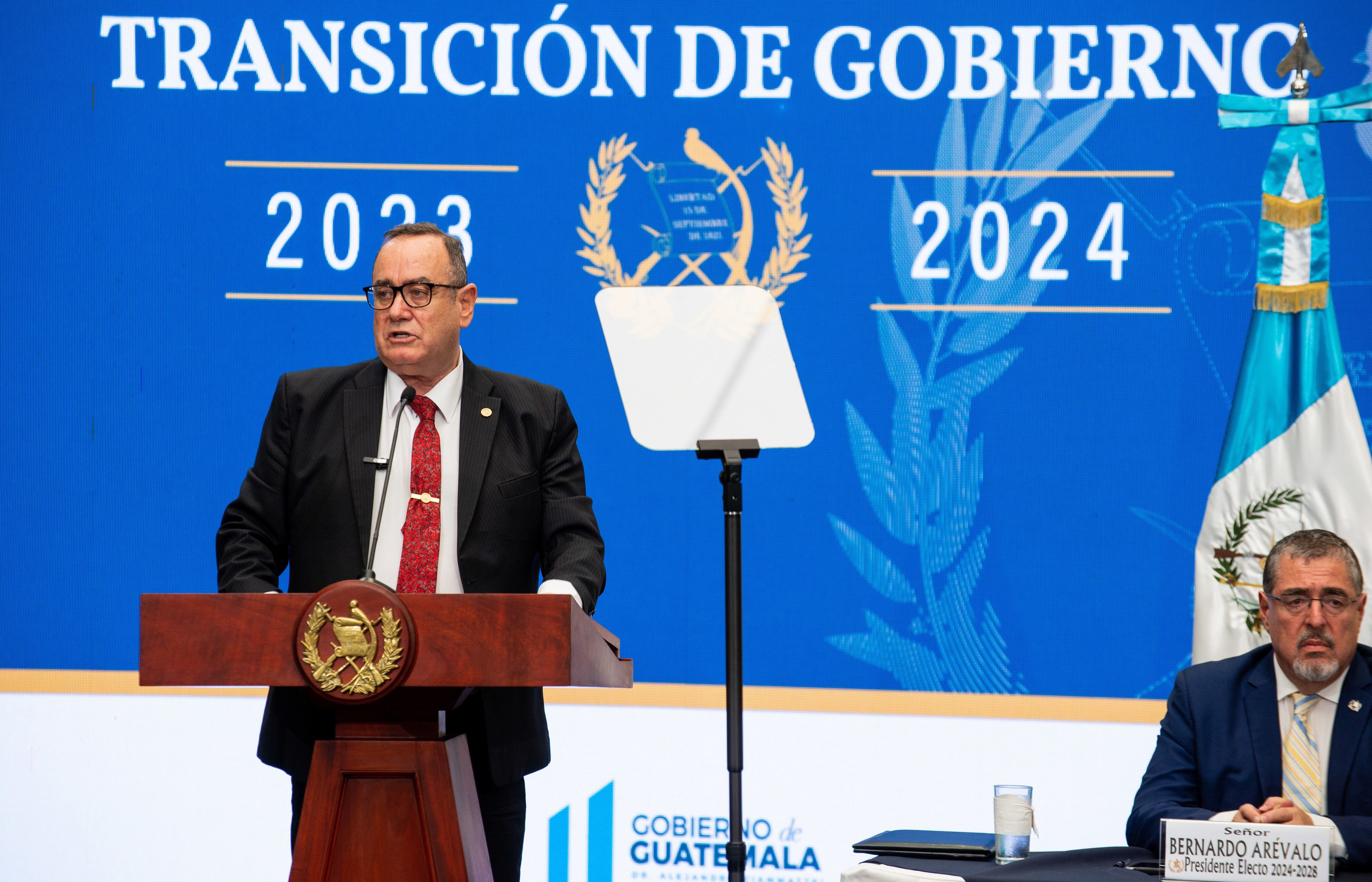 El presidente saliente de Guatemala, Alejandro Giammattei, comunicó este miércoles la Organización de Estados Americanos (OEA) la decisión del dirigente electo, Bernardo Arévalo, de suspender temporalmente su participación en el proceso de transición.

POLITICA 
Europa Press/Contacto/Fernando Chuy
