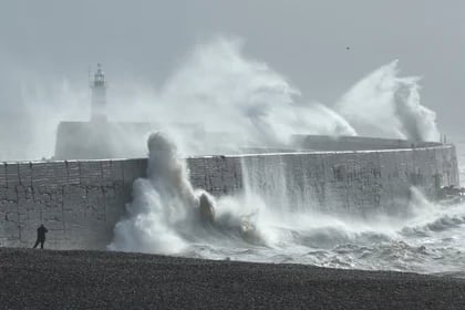 Las olas golpean el muro del puerto de Newhaven, al sur de la Gran Bretaña (REUTERS/Toby Melville)
