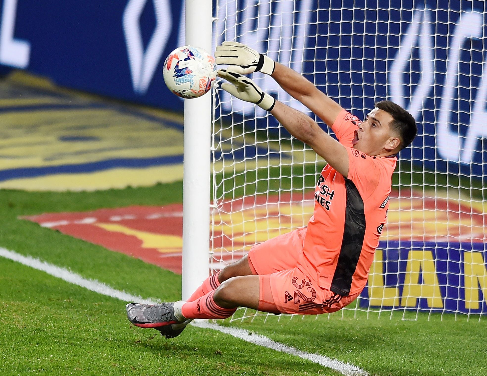 Leo Díaz le contuvo un penal a Edwin Cardona en el Superclásico ante Boca Juniors (REUTERS/Marcelo Endelli)