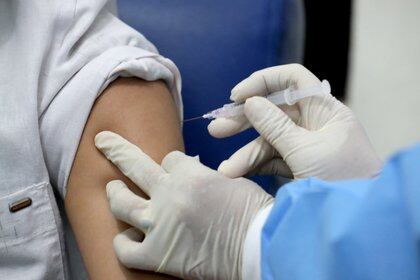 "Se esperaba que una vacuna para ser aprobada tenga un 50% de eficacia y de esa manera controlar la pandemia con un 70% de la población vacunada" (Efe) 