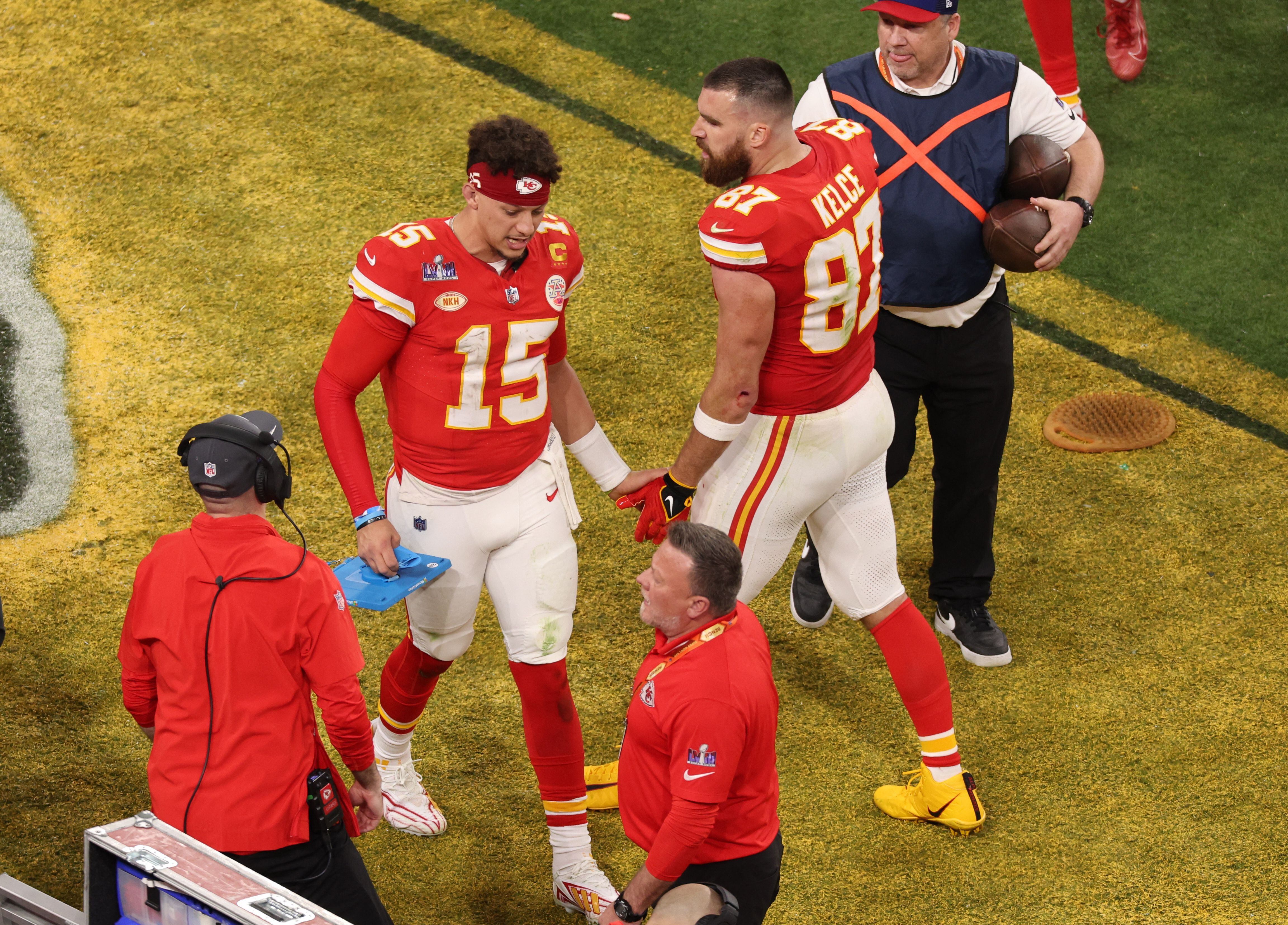 Patrick Mahomes de los Kansas City Chiefs y Travis Kelce se dan la mano durante el partido. (REUTERS/Mike Blake)