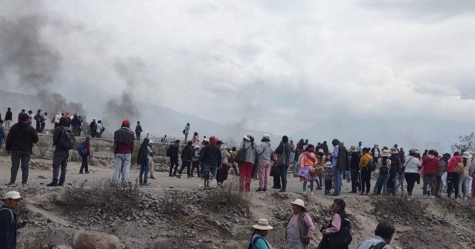 Cientos de manifestantes tomaron las instalaciones del Aeropuerto Internacional de Arequipa.