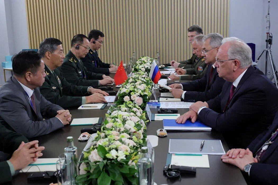 Una de las últimas apariciones de Li Shangfu en público: reunión con su par ruso, Sergei Shoigu, en Moscú, el 15 de agosto (Russian Defence Ministry/Handout via REUTERS)