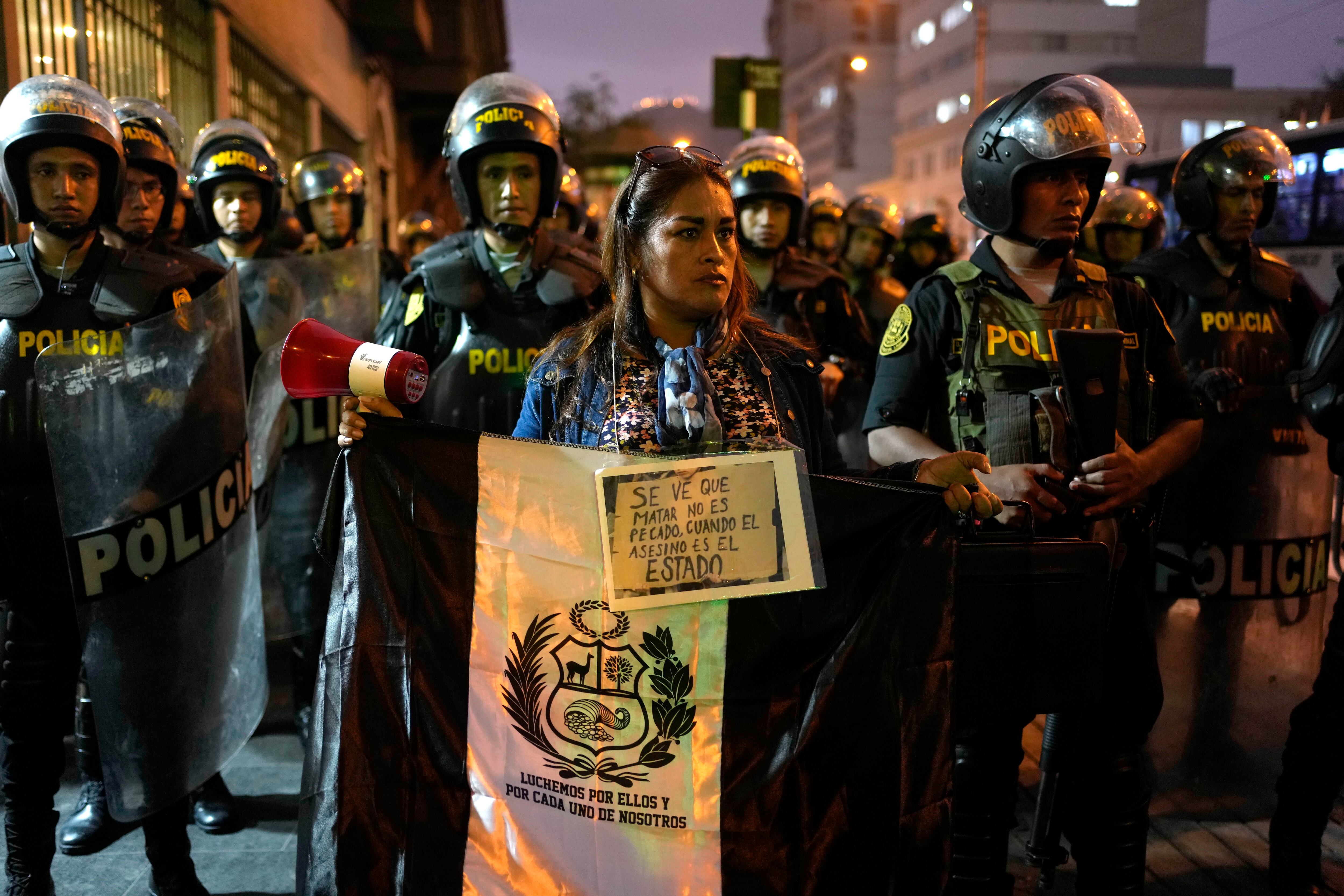 Una manifestante protesta contra la presidenta de Perú, Dina Boluarte, frente al edificio del Congreso en Lima, Perú, el miércoles 14 de junio de 2023. Las protestas antigubernamentales en Perú exigen un adelanto electoral, la renuncia de la presidenta Boluarte y de los miembros del Congreso, la liberación del destituido Pedro Castillo y justicia por los manifestantes muertos en enfrentamientos con la policía. (AP Foto/Martín Mejía)