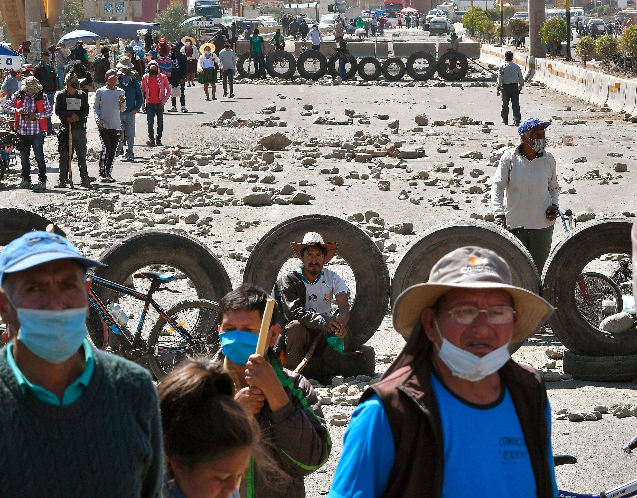 Manifestantes bloquean una carretera durante una protesta contra el aplazamiento de las elecciones generales en Cochabamba (Bolivia). EFE/Jorge Ábrego 