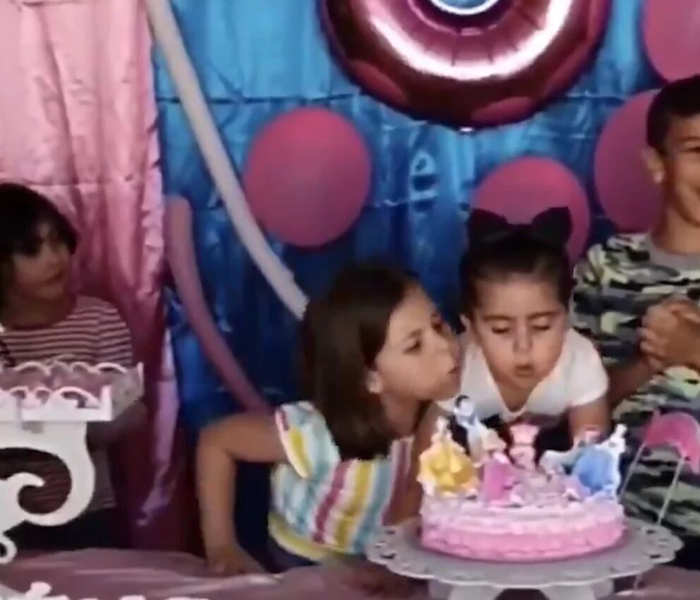 La historia de la niña que apaga la vela de cumpleaños de su