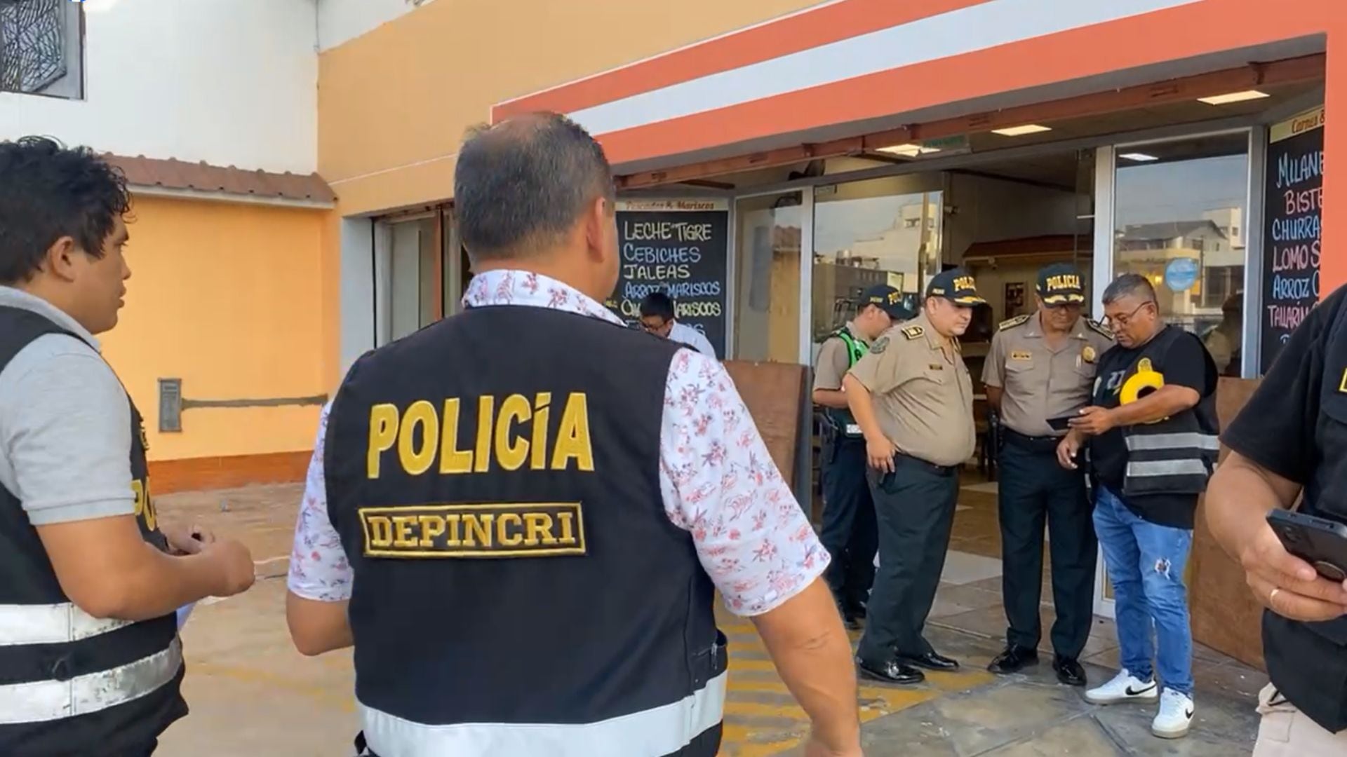 Un hombre armado en San Miguel disparó y mató a varios policías en una fiesta de retiro en el restaurante El Tronco.