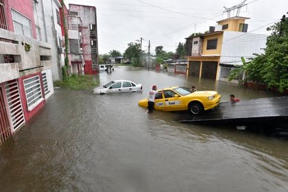 A eso se suma la contingencia por las inundaciones vigentes por la pandemia COVID-19, que en Tabasco dejó 32.115 casos confirmados y 2.840 muertos.  (Foto: EFE)
