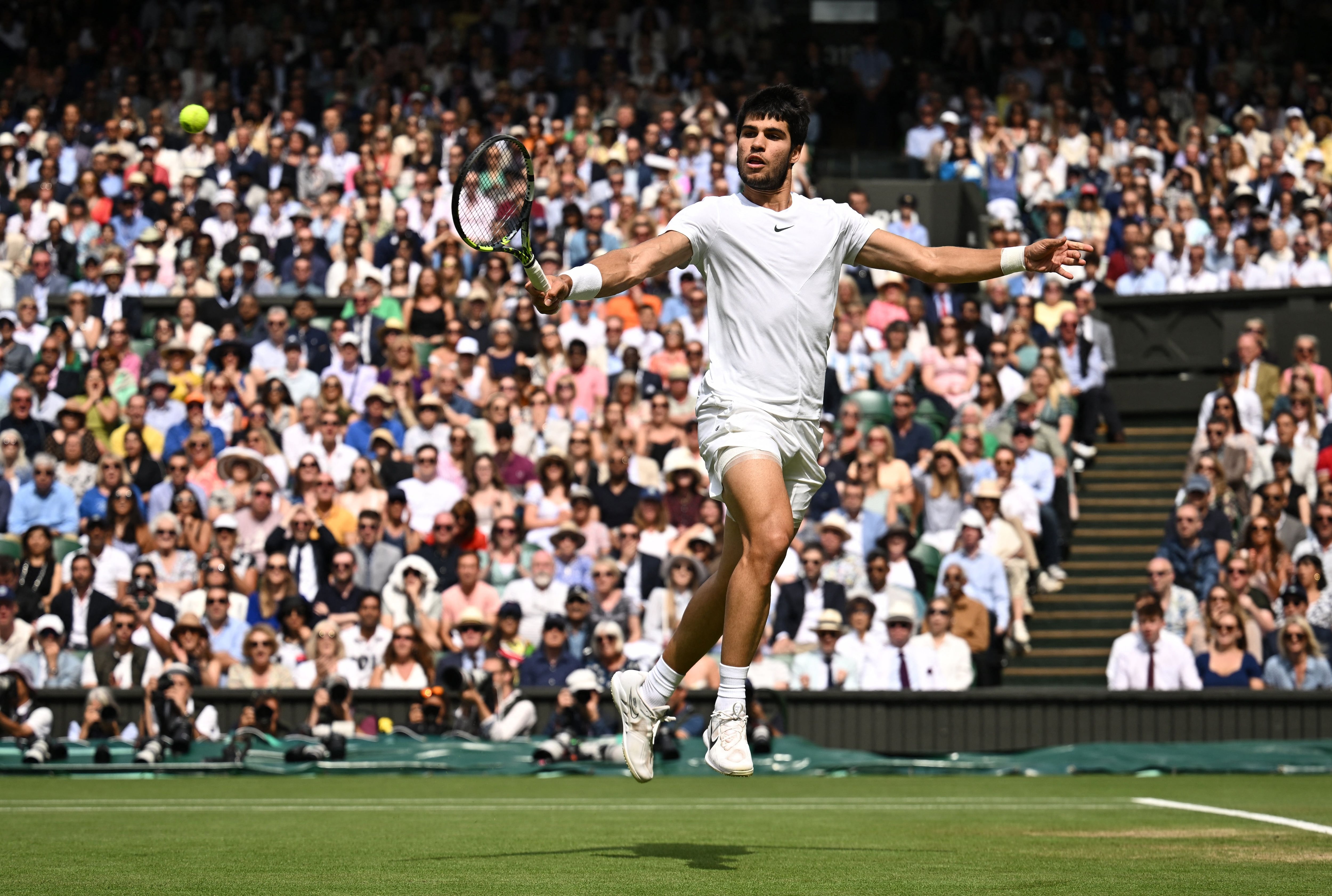 Alcaraz en pleno golpeo en Wimbledon (REUTERS/Dylan Martinez)