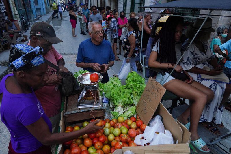 Cubanos comprando alimentos en una calle en La Habana en noviembre de 2022 (REUTERS/Alexandre Meneghini)