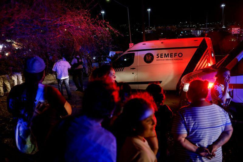 La gente mira un vehículo de servicio forense en el lugar después de que una ráfaga de viento provocara el colapso de una estructura, lo que provocó múltiples muertos y heridos, en un evento de campaña del partido Movimiento Ciudadano, en San Pedro Garza García, Nuevo León, México. Mayo 22, 2024. REUTERS/Daniel Becerril