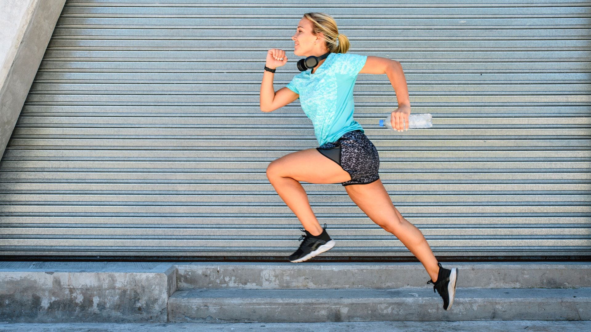 Los ejercicios aeróbicos como correr, caminar o saltar la cuerda traen beneficios para las personas que viven con hipotiroidismo. (Getty).