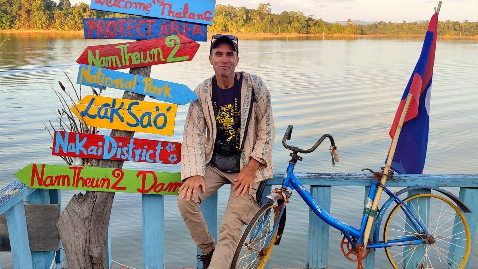 Para recorrer Laos, Sebastián eligió hacer gran parte en bicicleta ya que las rutas están destruidas y lleva más tiempo manejar que pedalear