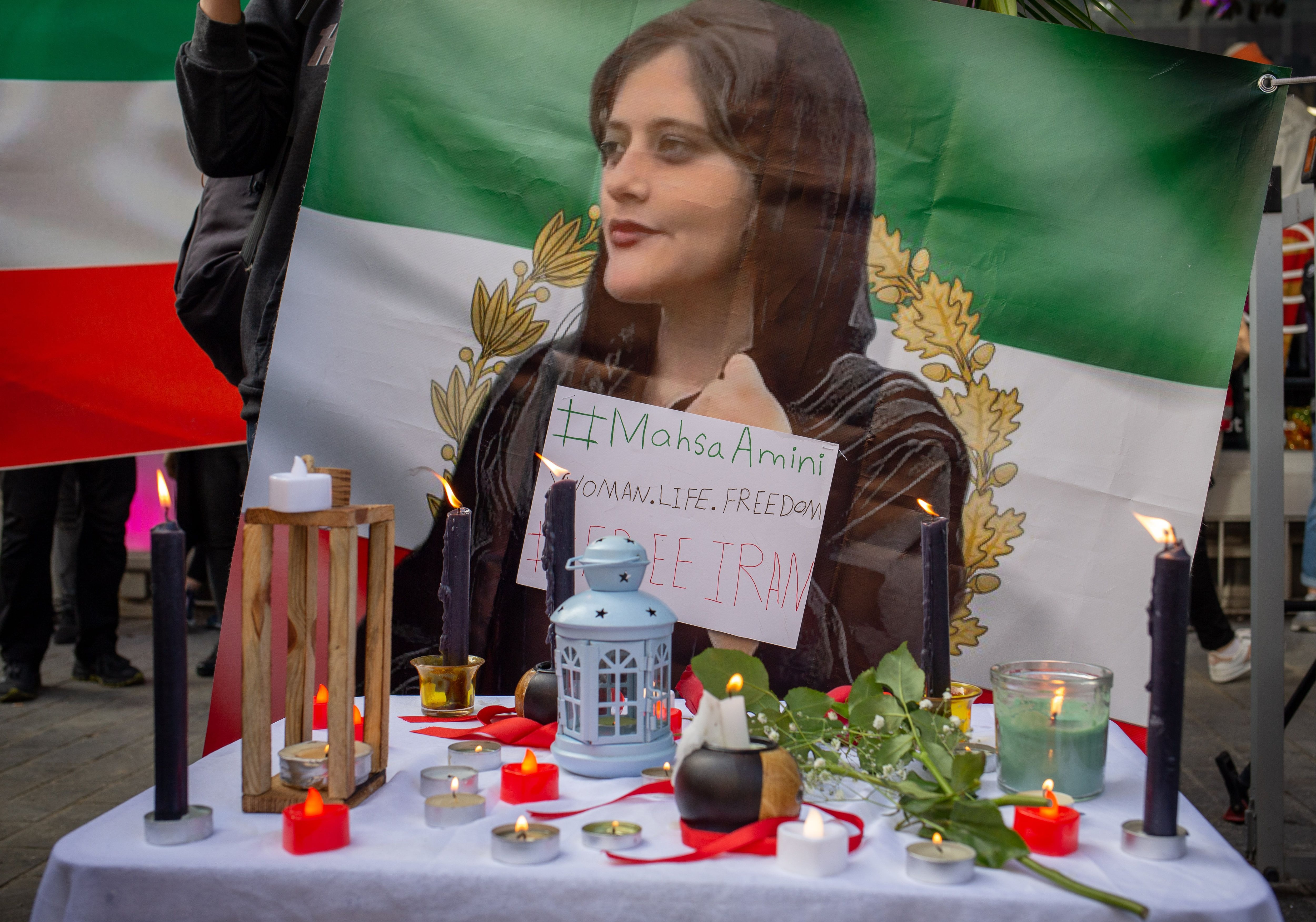 Protesta de ciudadanos iraníes frente al consulado de Irán en la ciudad de Estambul, en Turquía, por la muerte bajo custodia de Mahsa Amini, detenida en Teherán por supuestamente llevar mal puesto el velo. Europa Press/Contacto/Tolga Ildun/Archivo
