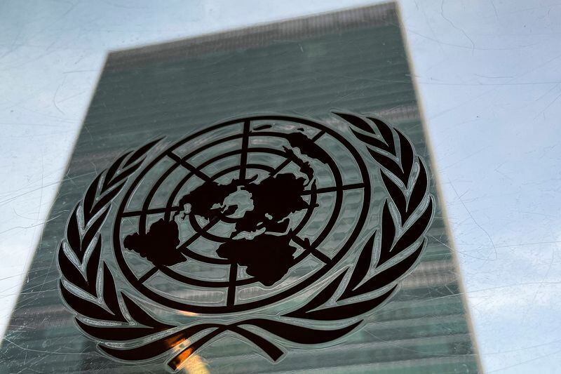 El edificio de la sede de las Naciones Unidas aparece con el logotipo de la ONU en el barrio de Manhattan de la ciudad de Nueva York, Nueva York, Estados Unidos, 1 de marzo de 2022.  REUTERS/Carlo Allegri/Foto de archivo