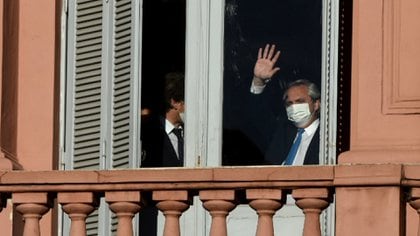 Alberto Fernández se asomó a saludar a los militantes que estaban en Plaza de Mayo (Nicolás Stulberg)