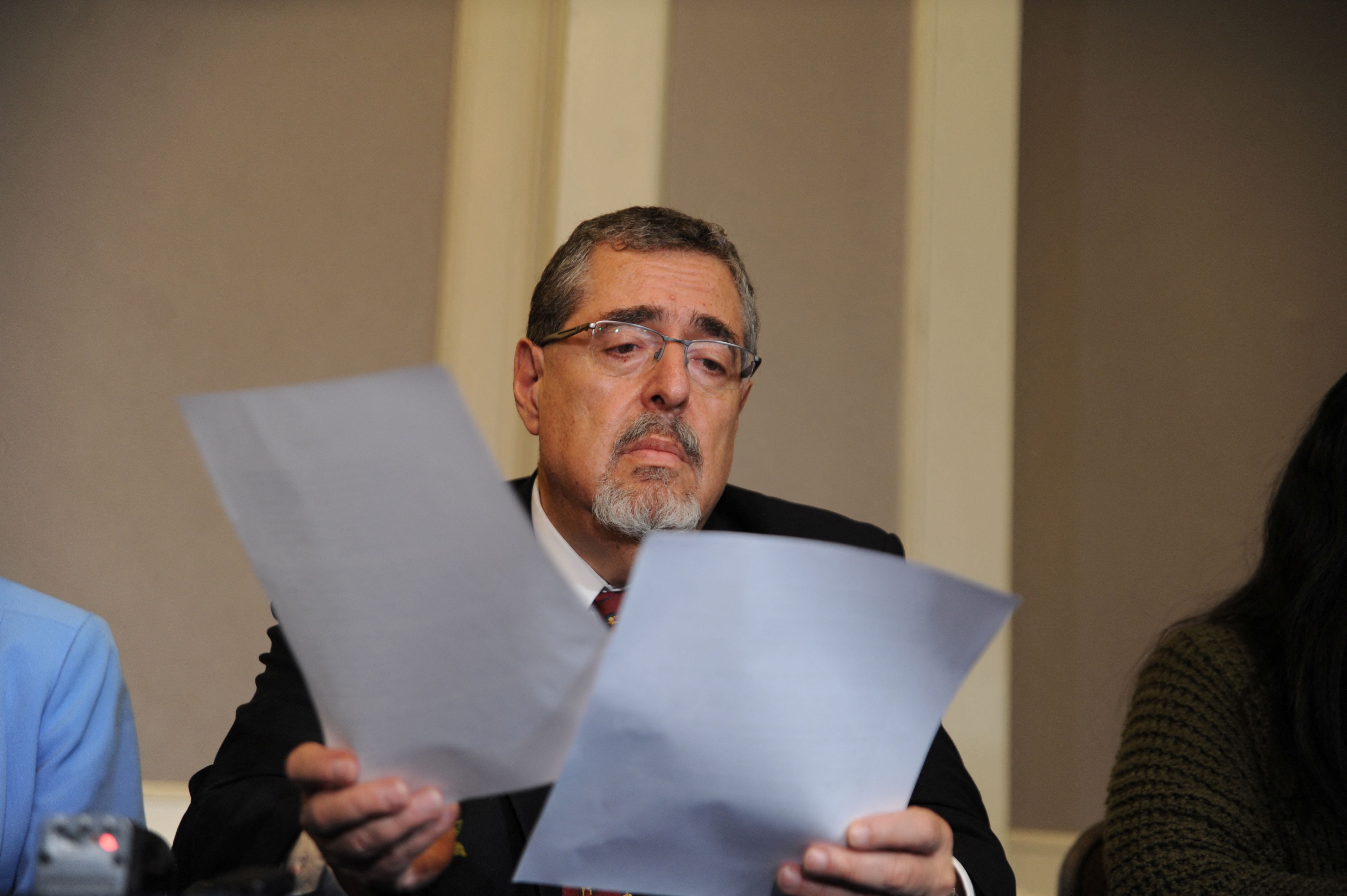 El presidente electo de Guatemala, Bernardo Arévalo, dio una conferencia de prensa después de que los fiscales ordenaron una suspensión temporal del registro legal del partido Semilla. REUTERS/Cristina Chiquin 